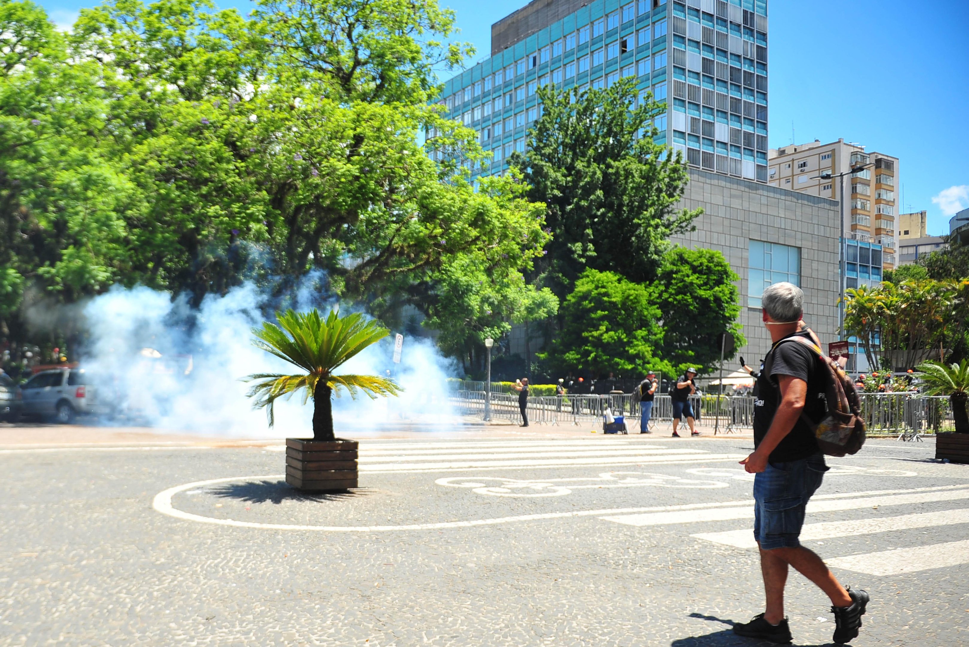Bombas de efeito moral foram lan&ccedil;adas pela BM contra manifestantes