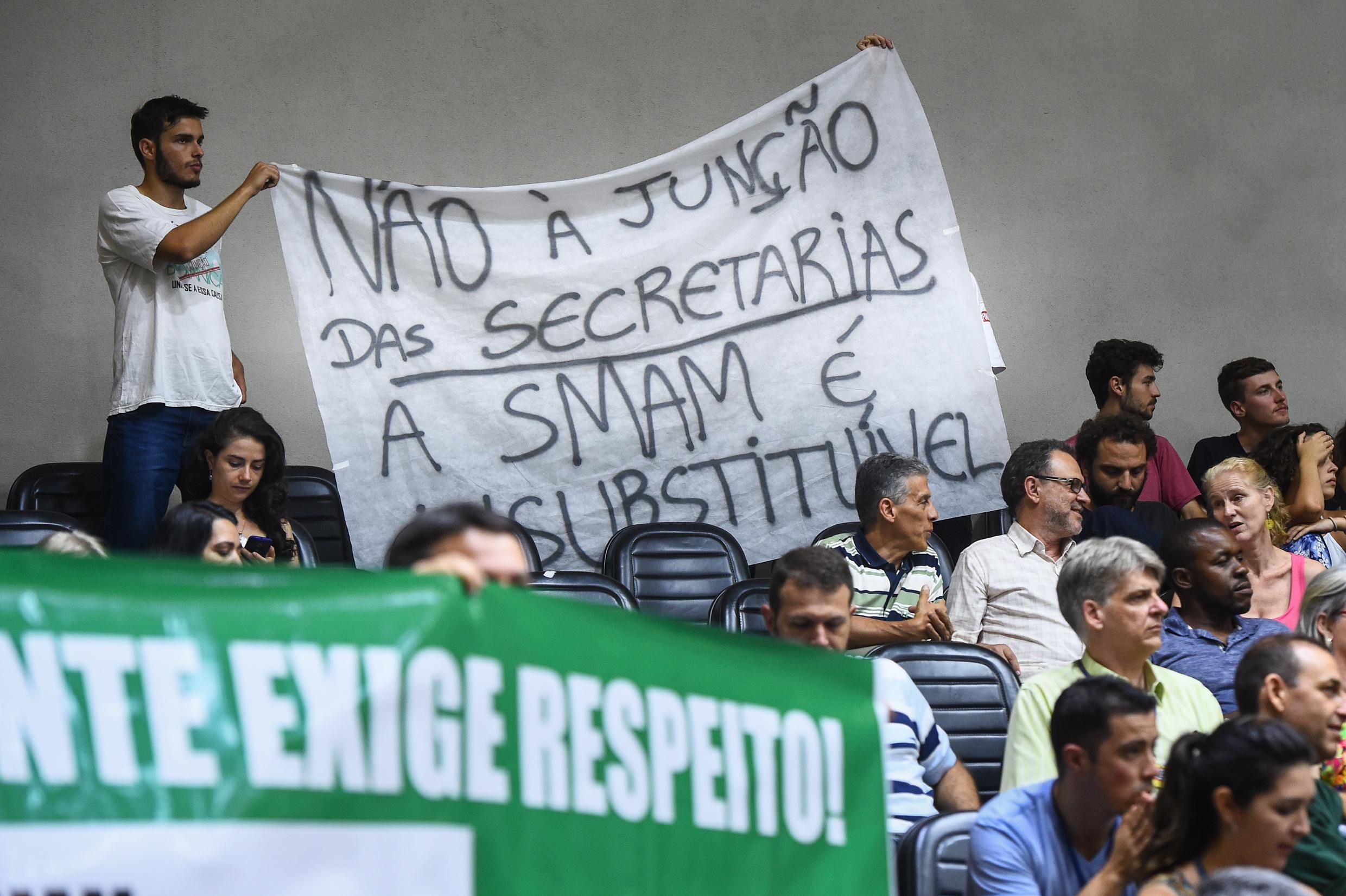 Servidores nas galerias protestaram contra extin&ccedil;&atilde;o de secretarias