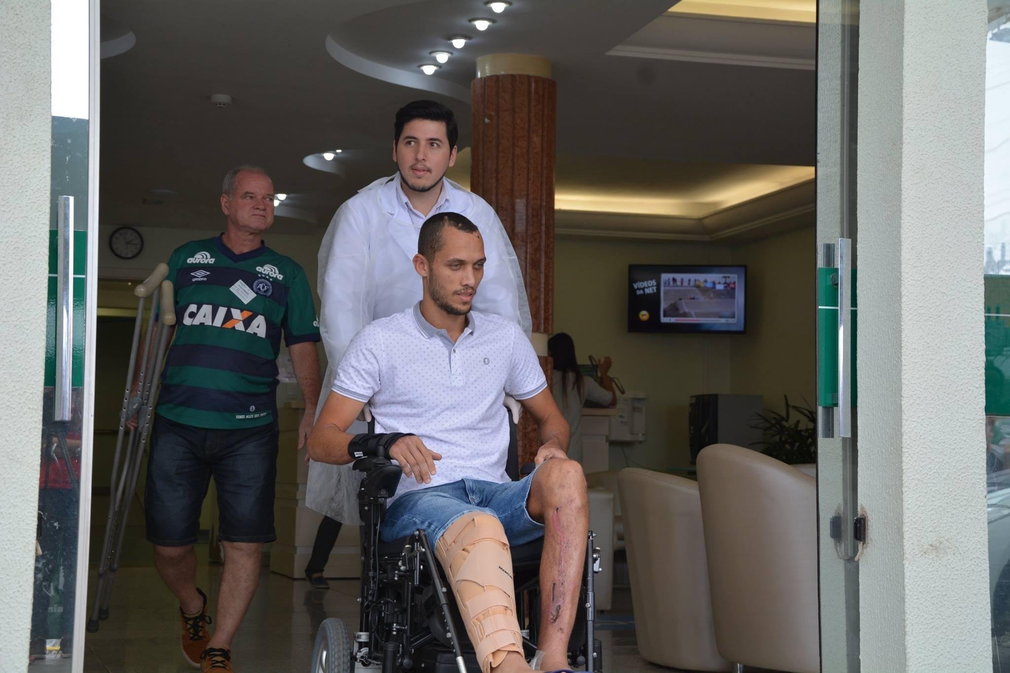 Zagueiro Neto, da Chapecoense, recebe alta e passa o Natal em casa
