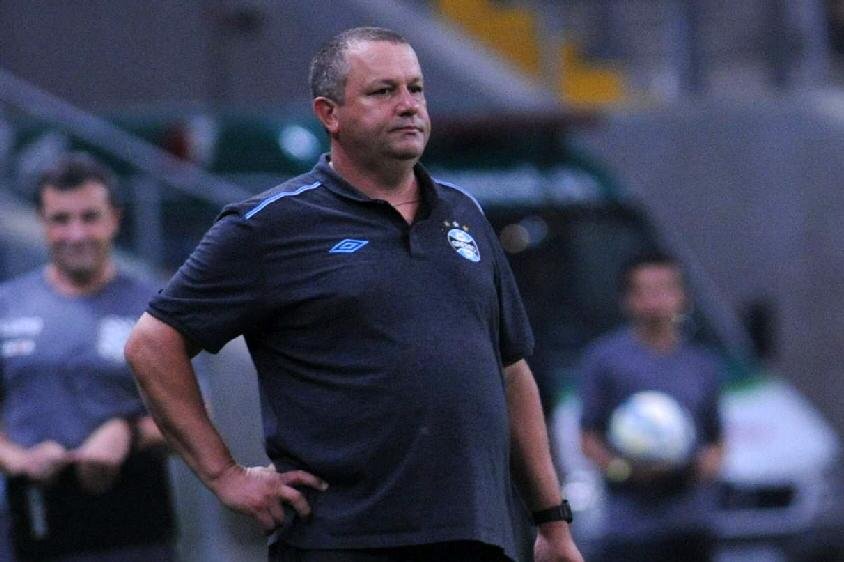 Profissional estava no clube desde 2013, mas aceitou proposta para atuar junto de Mano Menezes