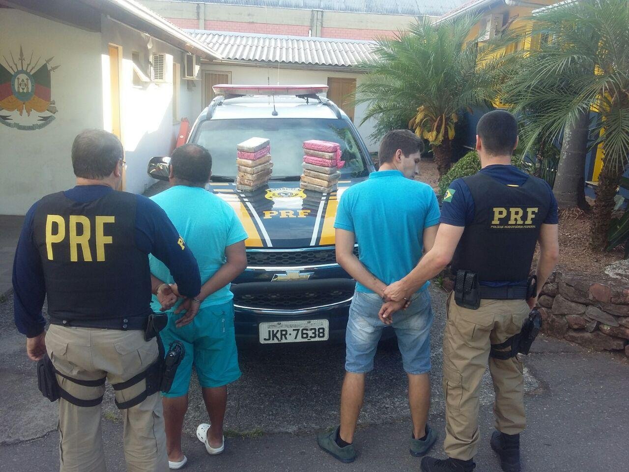 Sogro e genro levavam droga escondida dentro de carro parado em blitz na BR 470