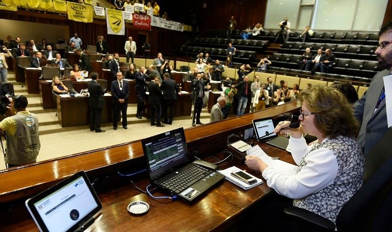 Proposta do pacote de austeridade do governo Sartori teve 28 votos favor&aacute;veis e 24 contr&aacute;rios