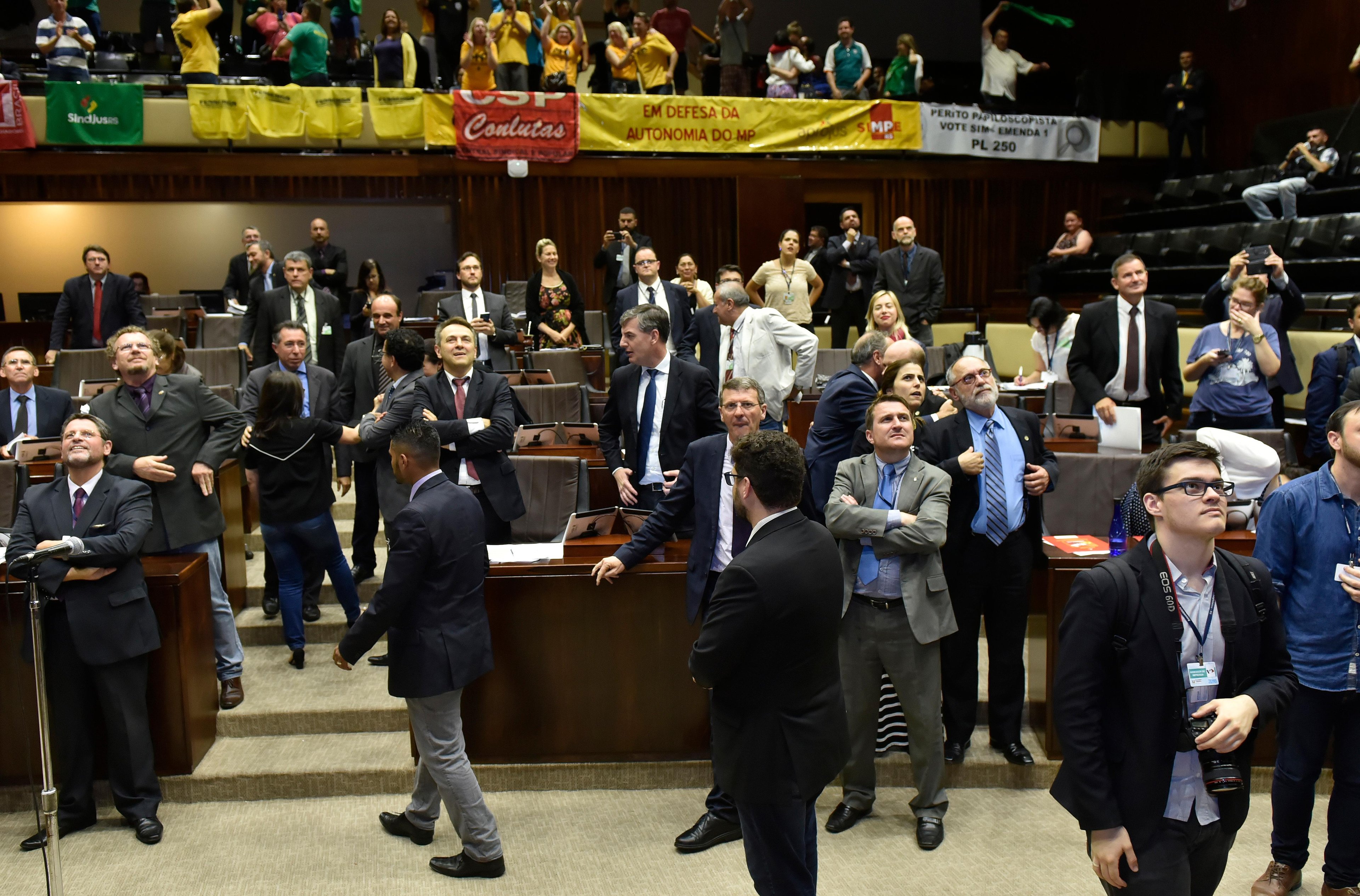 Deputados aprovam aumento de al&iacute;quota previdenci&aacute;ria de servidores 