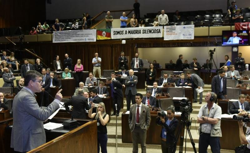 AL rejeita PEC do duod&eacute;cimo e imp&otilde;e primeira derrota ao governo Sartori 