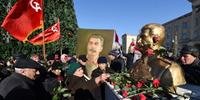 Russos depositam flores no memorial em homenagem a Stalin