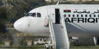 Após libertarem reféns, sequestradores de avião líbio se rendem