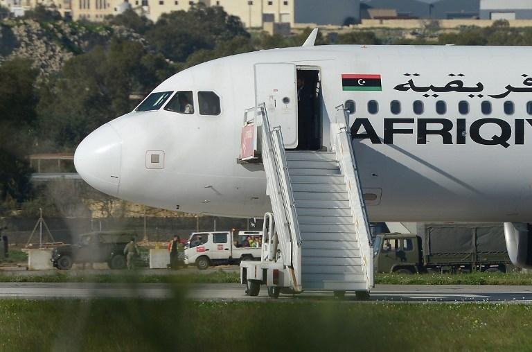 Ap&oacute;s libertarem ref&eacute;ns, sequestradores de avi&atilde;o l&iacute;bio se rendem
