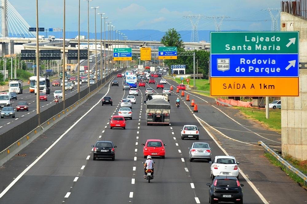 Muitos j&aacute; pegaram a estrada nesta sexta-feira rumo ao Litoral Norte