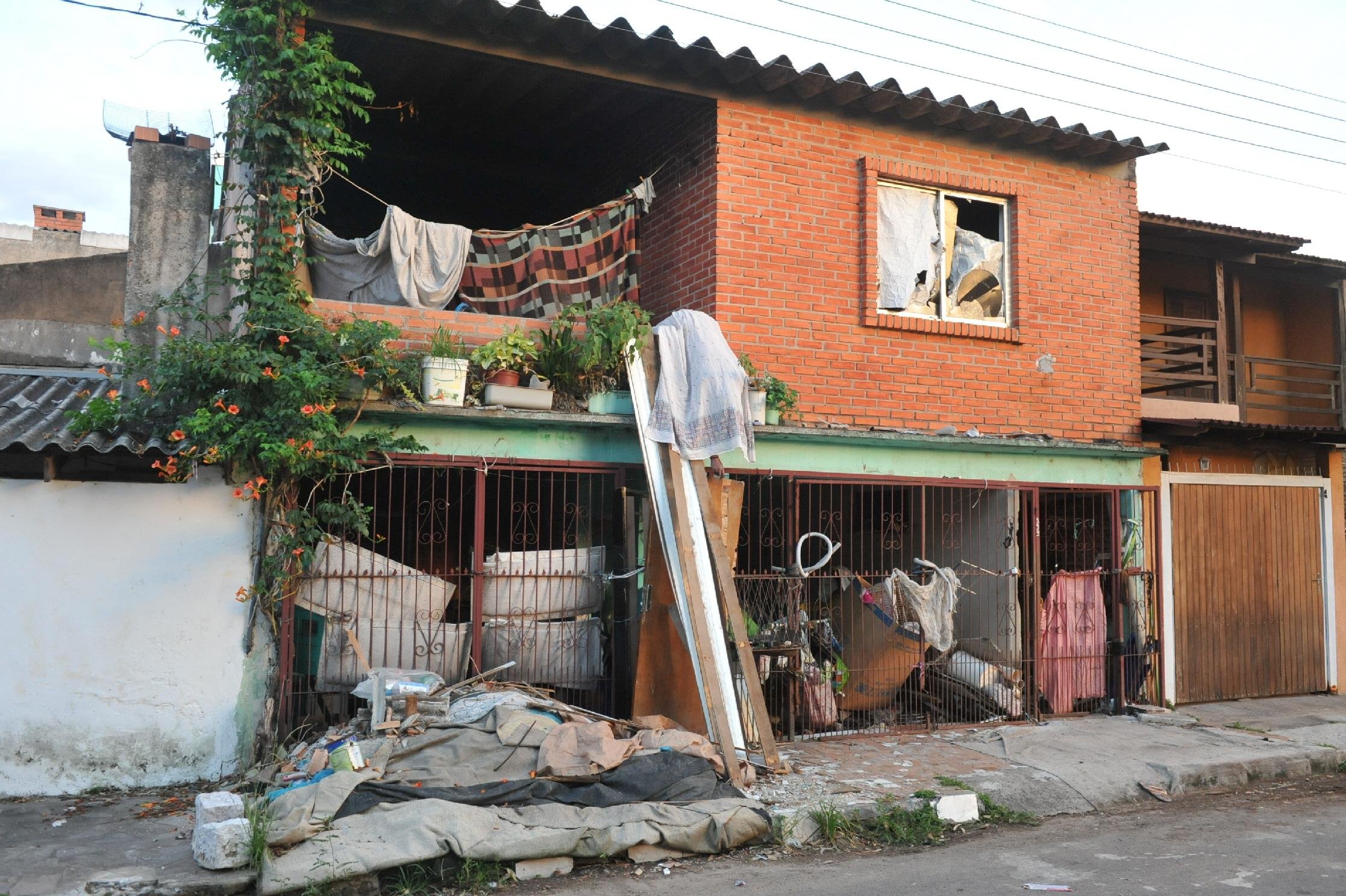 V&iacute;tima estava de cabe&ccedil;a para baixo, com parte do corpo dentro de resid&ecirc;ncia