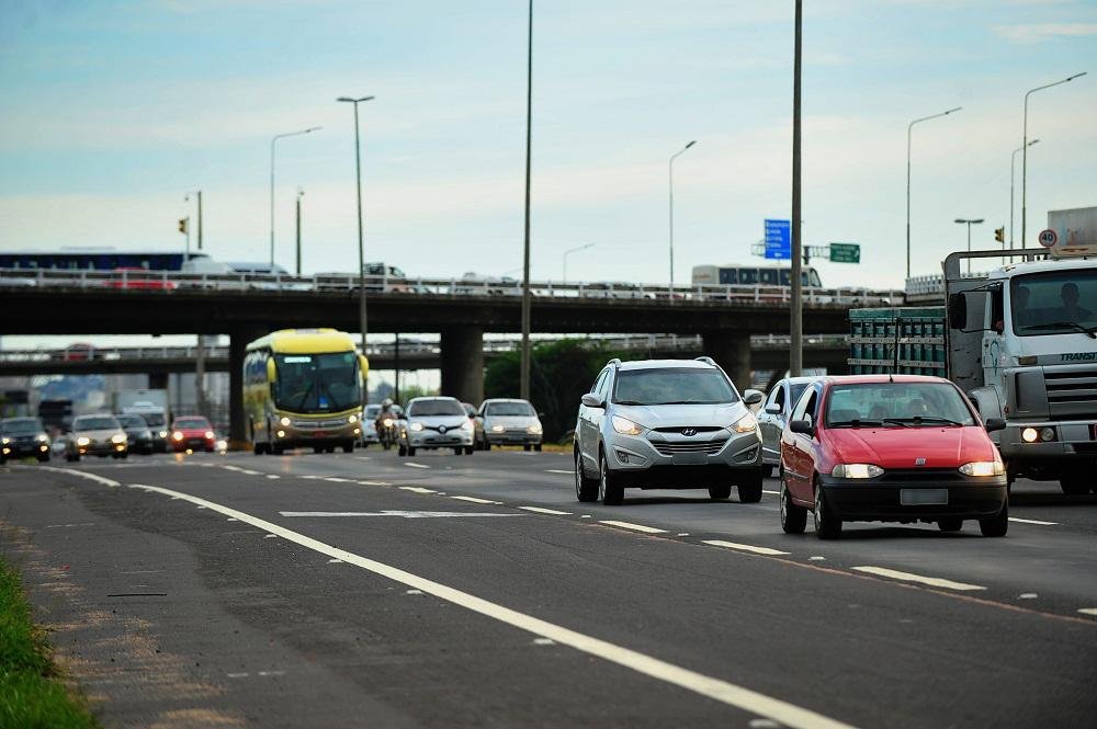 Mais de 35,4 mil ve&iacute;culos cruzaram a freeway antes da meia-noite