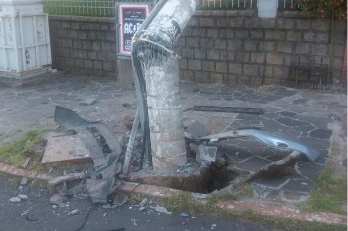Motorista foge ap&oacute;s colidir carro em poste e deixa duas jovens feridas	