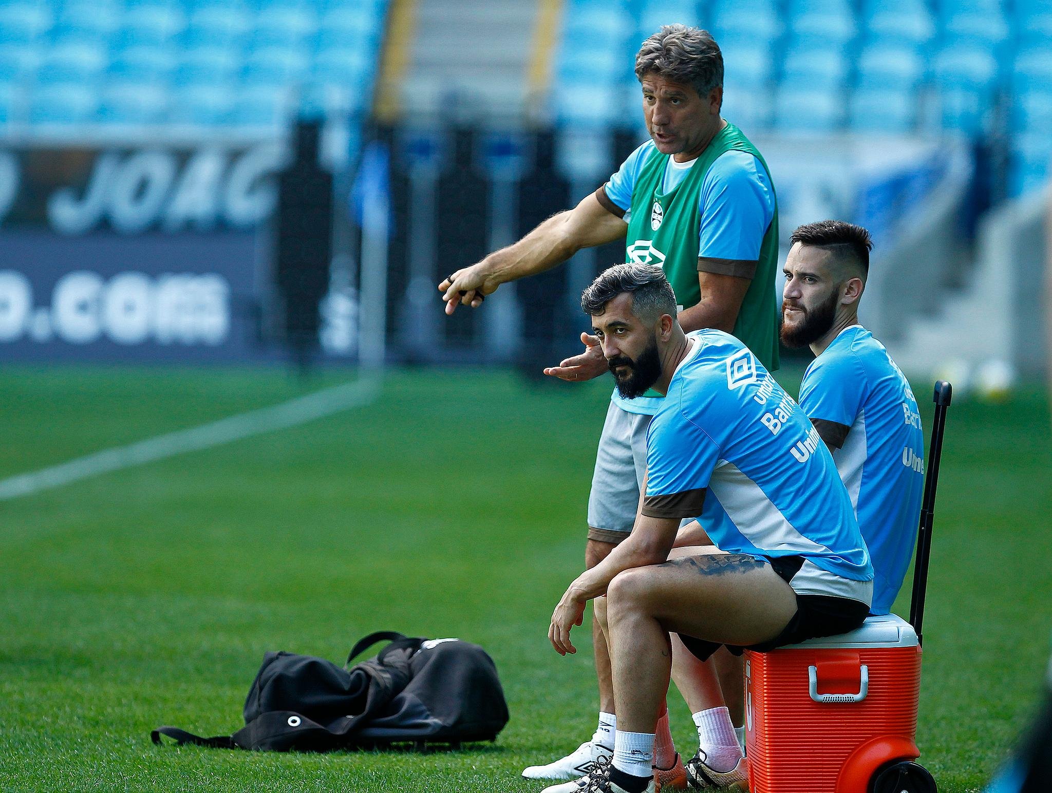 Douglas deve renovar at&eacute; o fim de 2018
