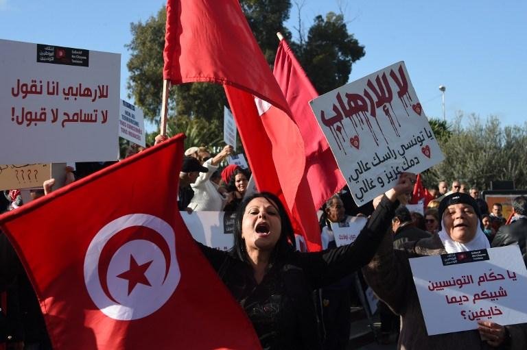 Tunisianos protestam contra retorno de compatriotas extremistas