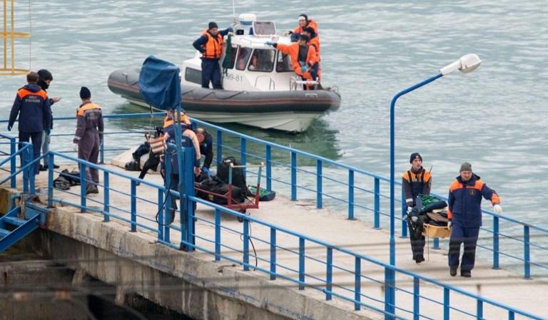 Equipes retiram v&iacute;timas de acidente do Mar Negro