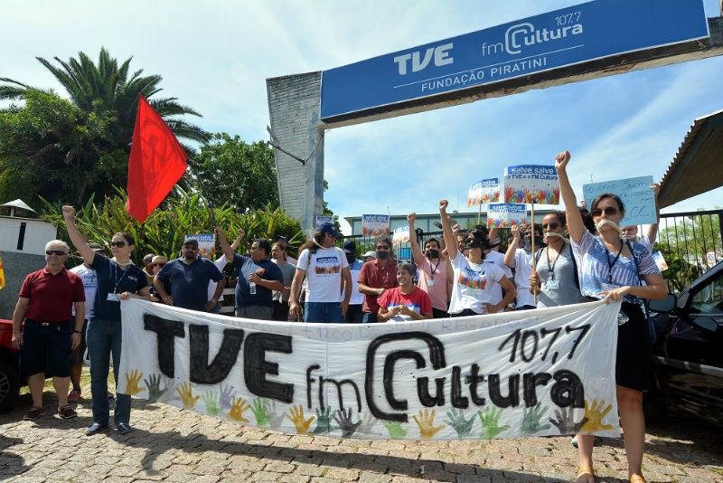 Impedidos de entrar na Funda&ccedil;&atilde;o Piratini, funcion&aacute;rios protestam em Porto Alegre