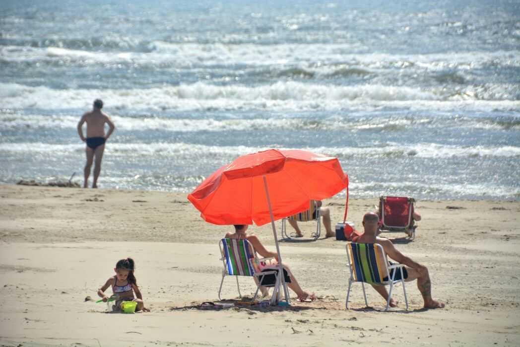 Mesmo com o vento nordeste intenso, veranistas aproveitaram a beira da praia