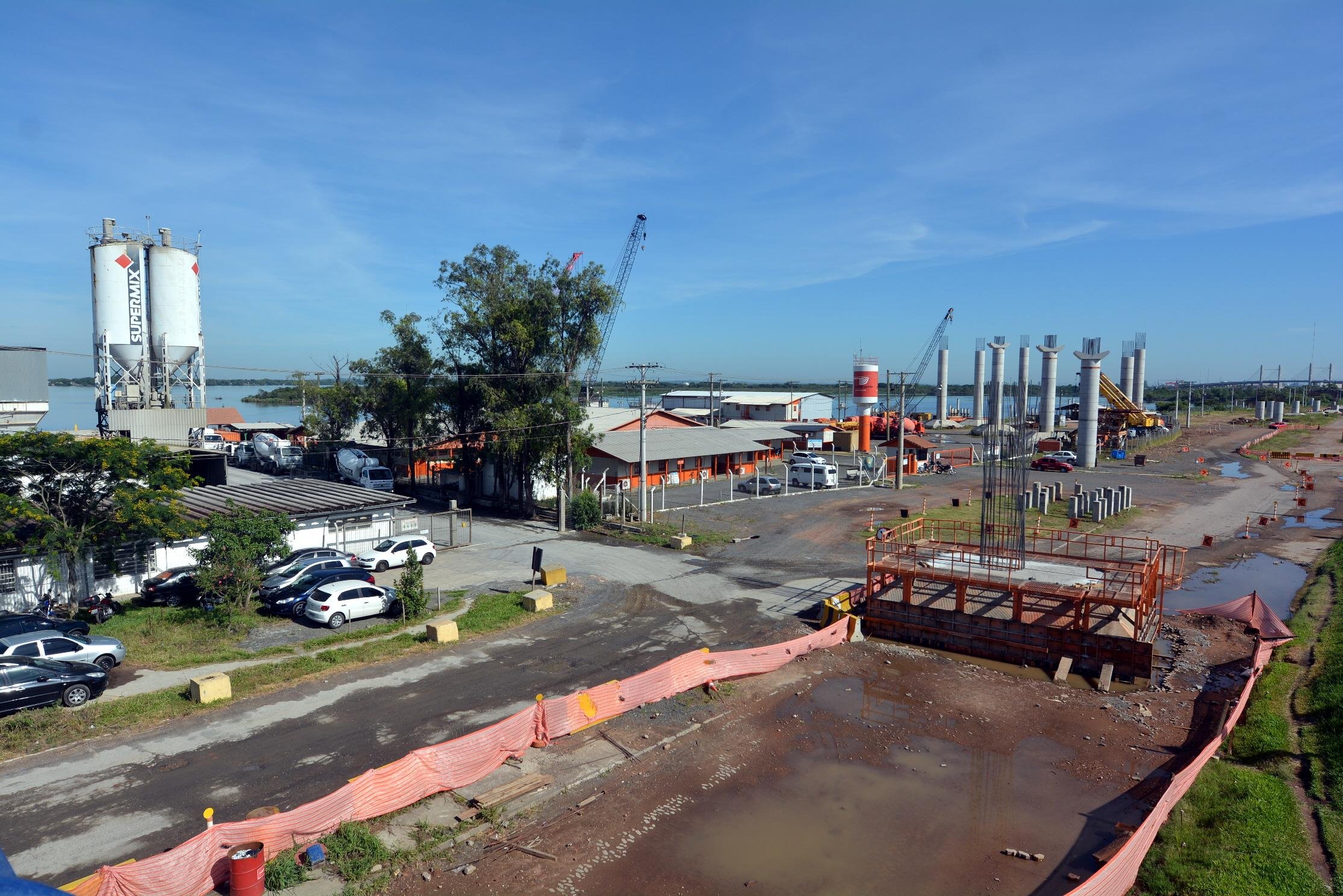 Trabalhos na nova Ponte do Gua&iacute;ba s&atilde;o suspensos