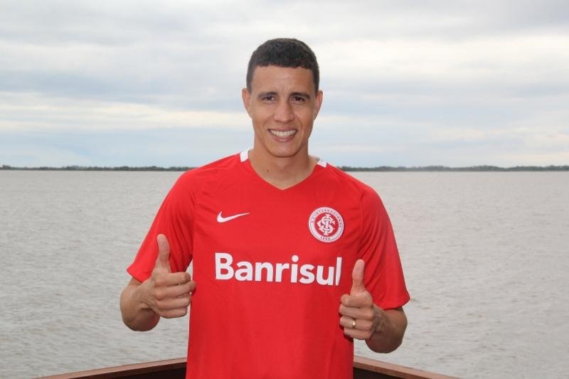 Roberson vestiu a camisa do Inter nesta ter&ccedil;a-feira, mesmo antes de ser apresentado