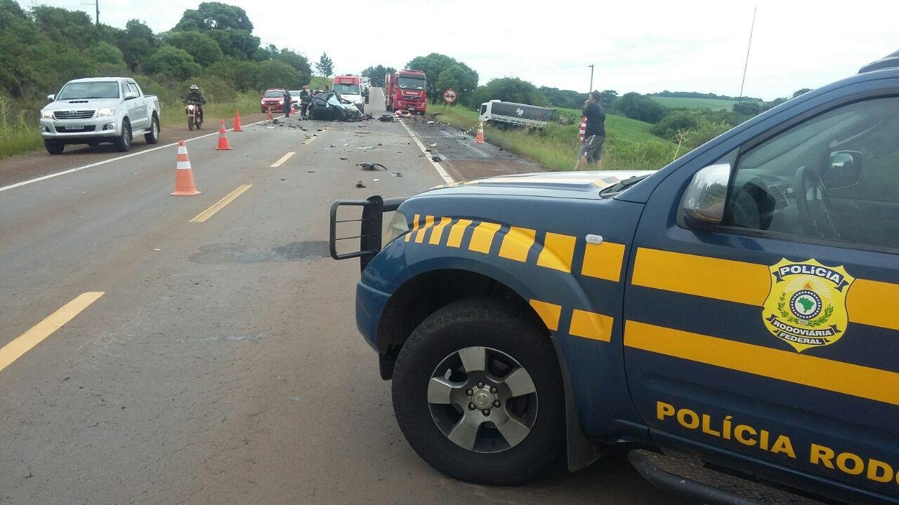 Quatro pessoas morrem em colis&atilde;o entre carro e caminh&atilde;o