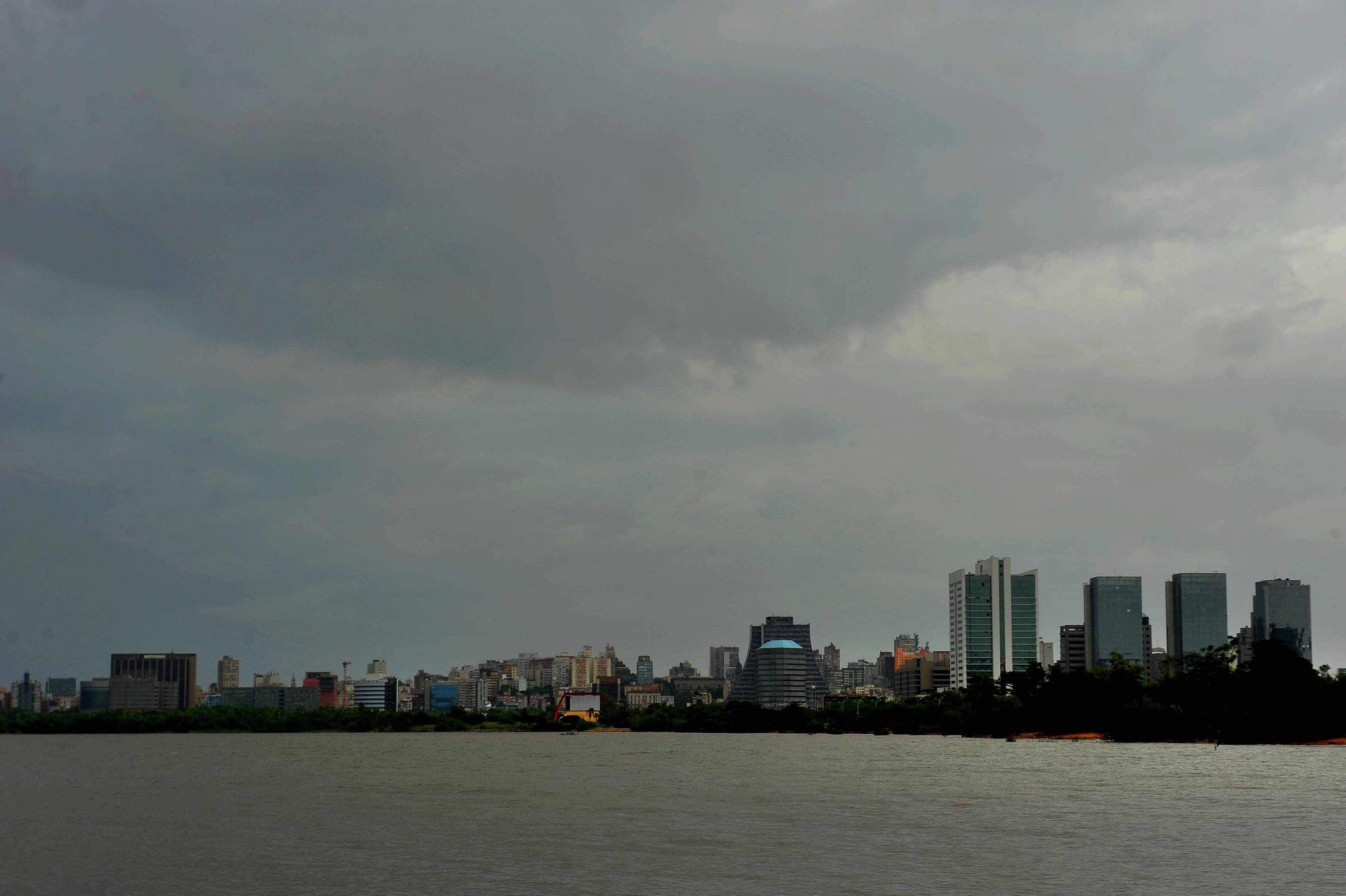 Chuva e tempo abafado devem predominar em Porto Alegre nesta quarta-feira