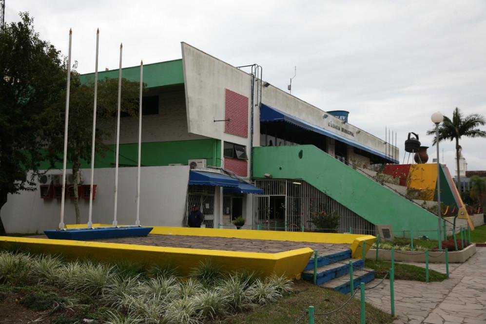 Projeto de lei da C&acirc;mara concede aumento salarial de 32,81% para o prefeito