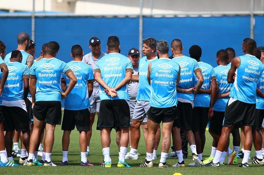 Gr&ecirc;mio prev&ecirc; maratona de jogos e pensa em grupo com 40 atletas