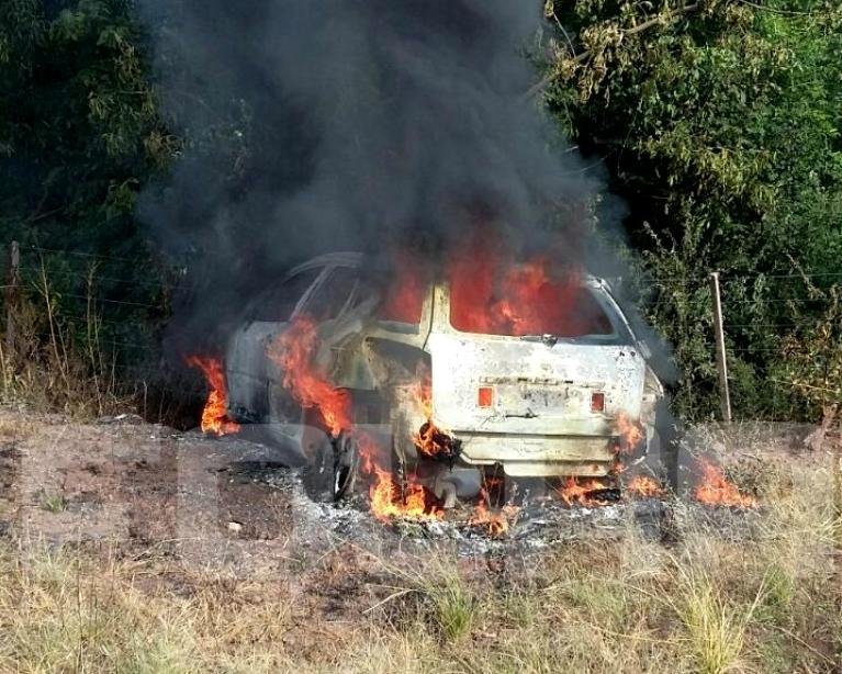 Criminosos queimaram o carro usado na fuga