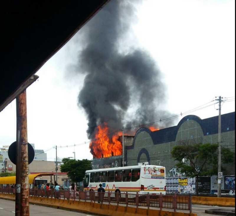 As chamas foram controladas por volta das 14h