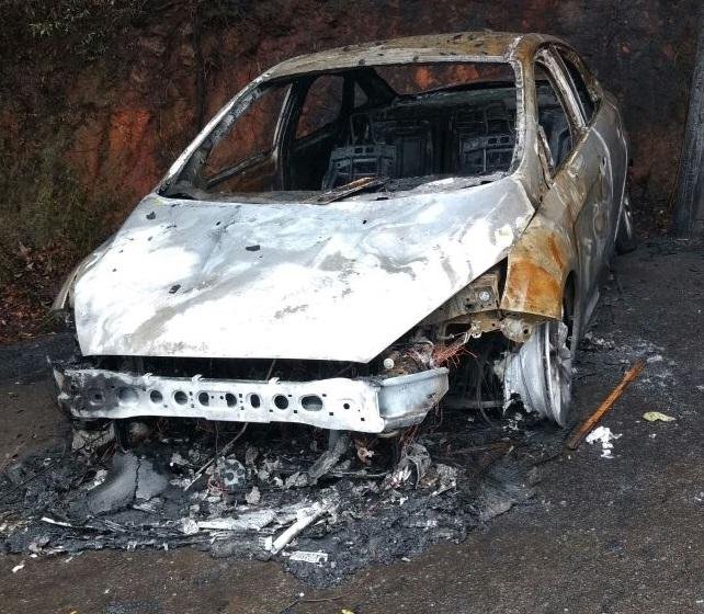 Quadrilha incendiou um dos ve&iacute;culos usado para fuga