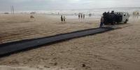 BM notifica prefeitura de Capão da Canoa após funcionário construir rampa de asfalto sobre a areia
