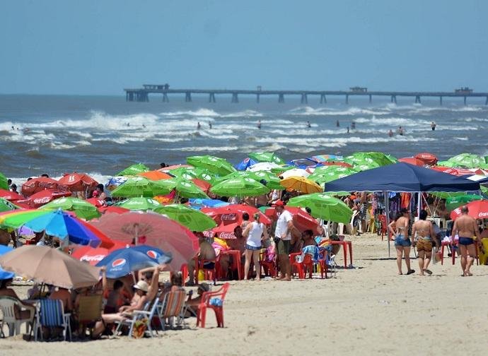 Sol aparece e presenteia veranistas de Imb&eacute; no primeiro dia de 2017