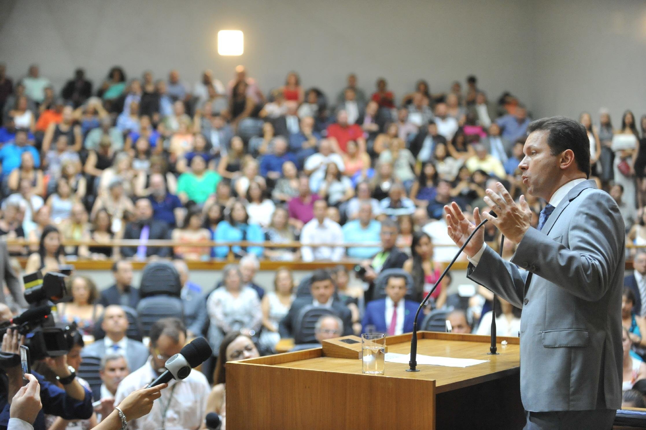 Marchezan assume prefeitura de Porto Alegre com caneta na m&atilde;o