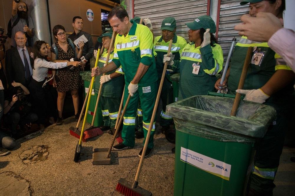 Doria diz que vai se vestir de gari e limpar as ruas de S&atilde;o Paulo toda semana