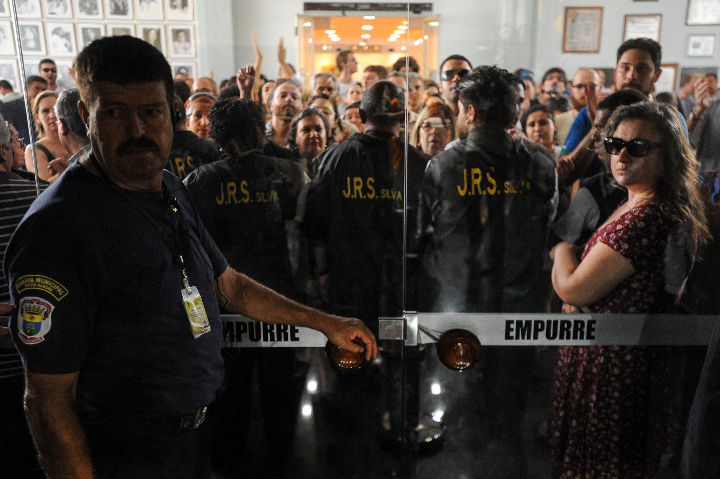 Tumulto chegou a interromper a sess&atilde;o