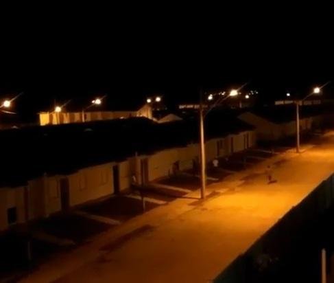 Grupo de 50 pessoas invade condom&iacute;nio de casas populares em Canoas