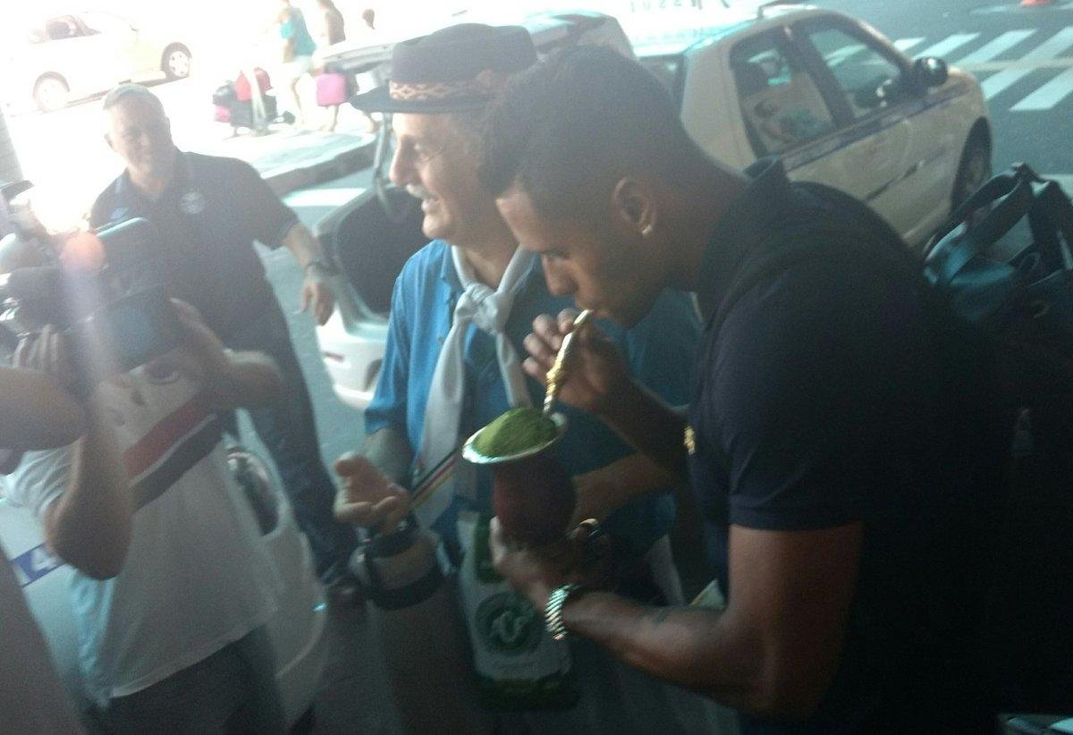 Kayke provou um chimarr&atilde;o oferecido por um torcedor na chegada