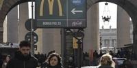 Apesar de protestos, McDonalds abre restaurante perto do Vaticano
