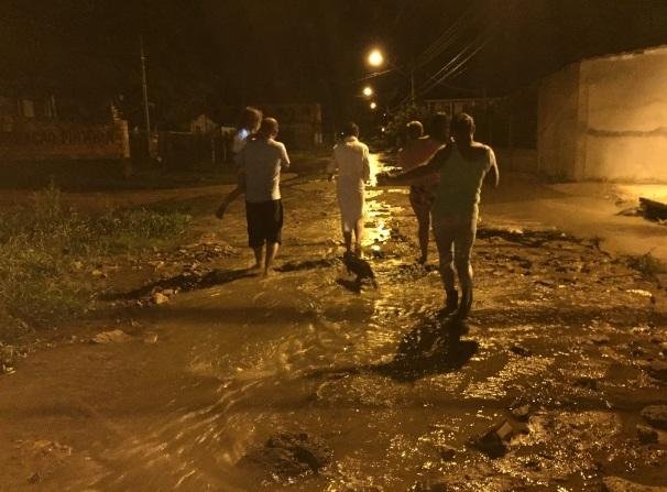 Ruas ficaram inundadas por conta do temporal em Viam&atilde;o