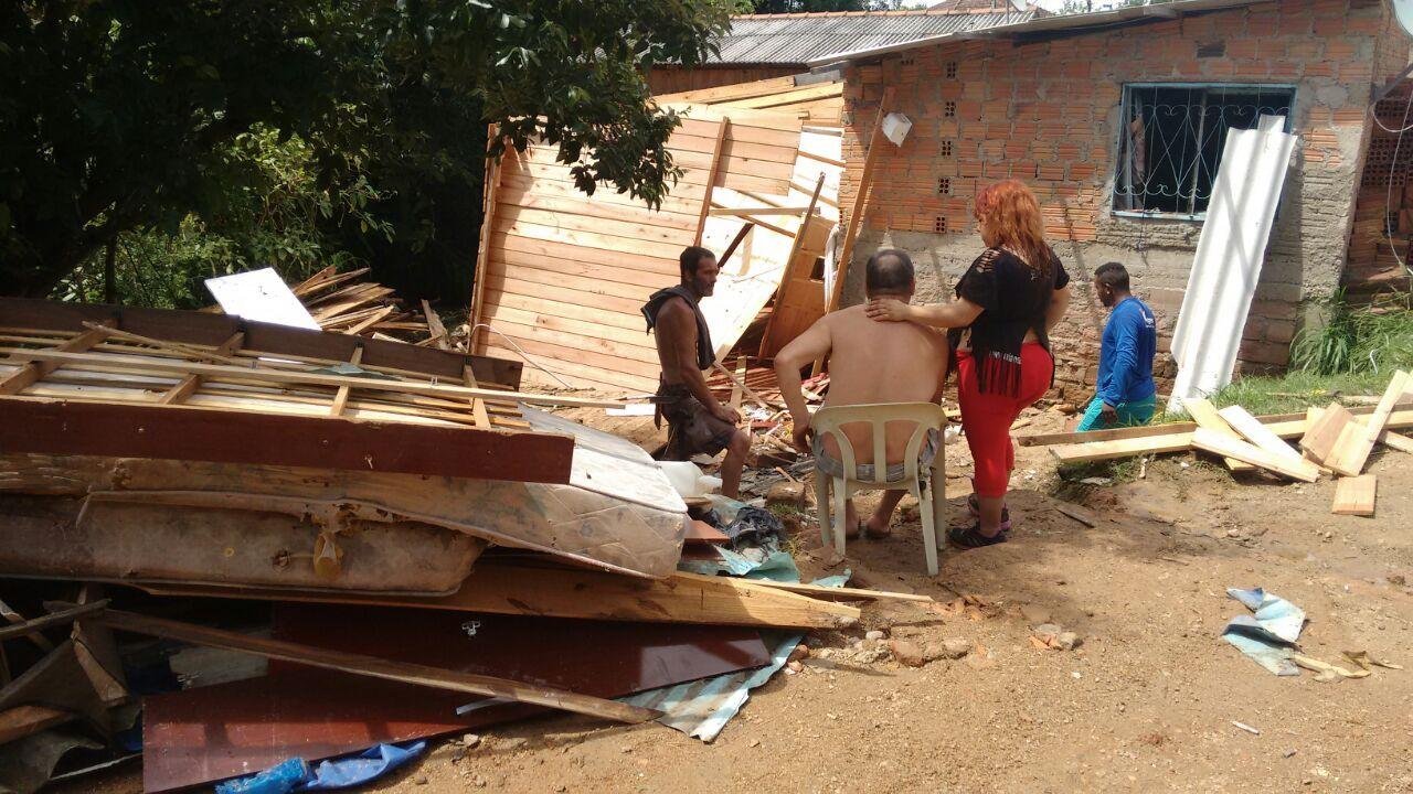 Alguns moradores perderam casas inteiras em Viam&atilde;o 