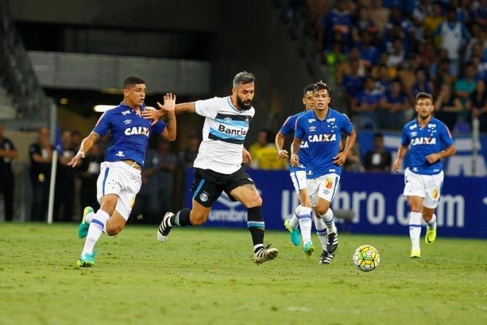 Vice de futebol do Gr&ecirc;mio diz que faltam ajustes para renova&ccedil;&atilde;o com Douglas