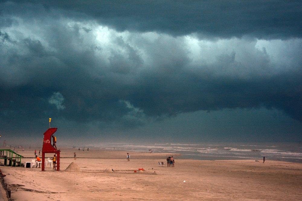 Temporal atinge Litoral Norte e afasta veranistas das praias