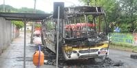 Ônibus foi incendiado no fim da tarde desta quarta-feira na Zona Sul de Porto Alegre