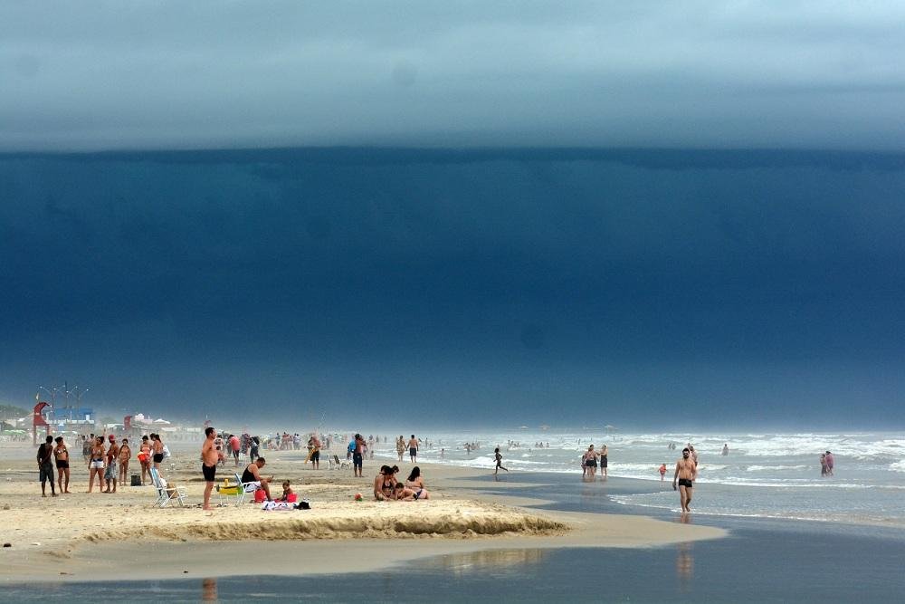 Frente fria traz chuva e calor diminui no RS nesta quinta