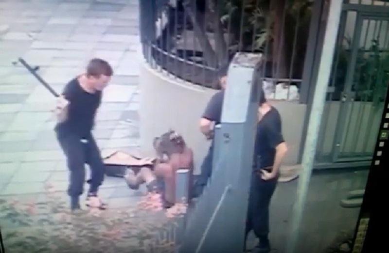 V&iacute;deo flagra tr&ecirc;s homens agredindo morador de rua em Porto Alegre