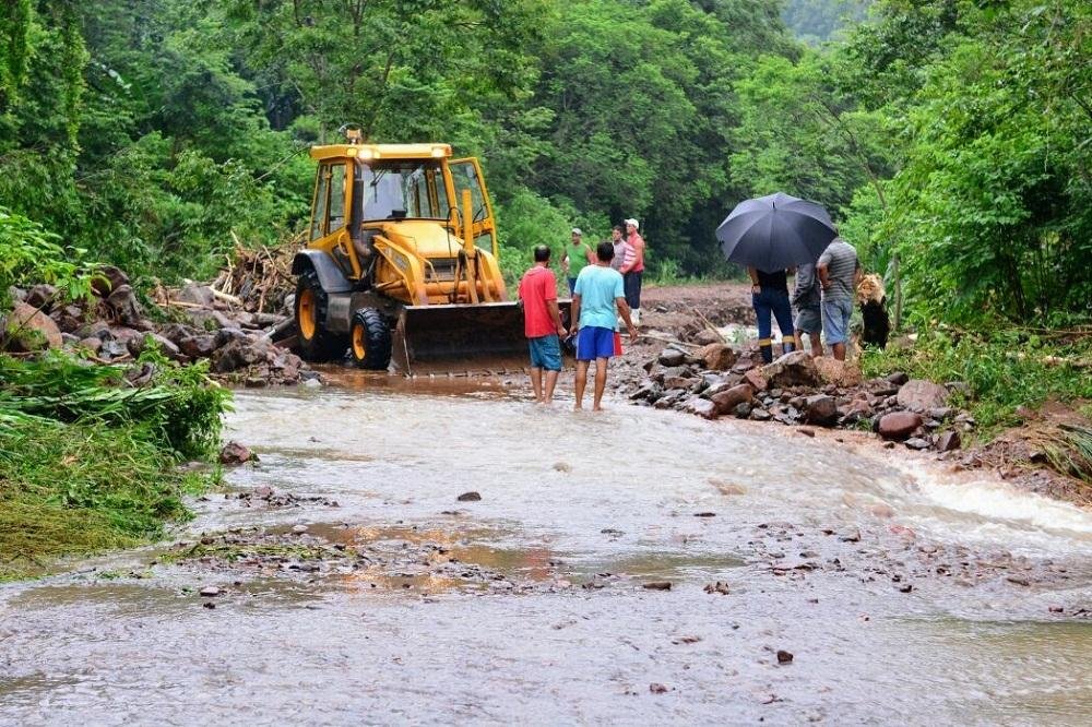 Chuva forte bloqueia a RS 484 em Maquin&eacute;, no Litoral Norte