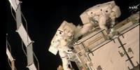 Astronautas saem ao espaço para instalar baterias da ISS