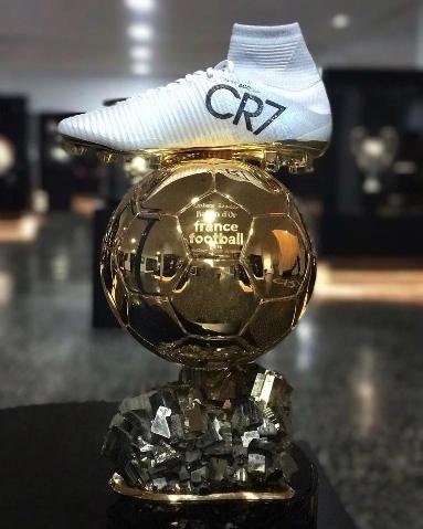 Cristiano Ronaldo oferece sua Bola de Ouro aos torcedores do Real Madrid