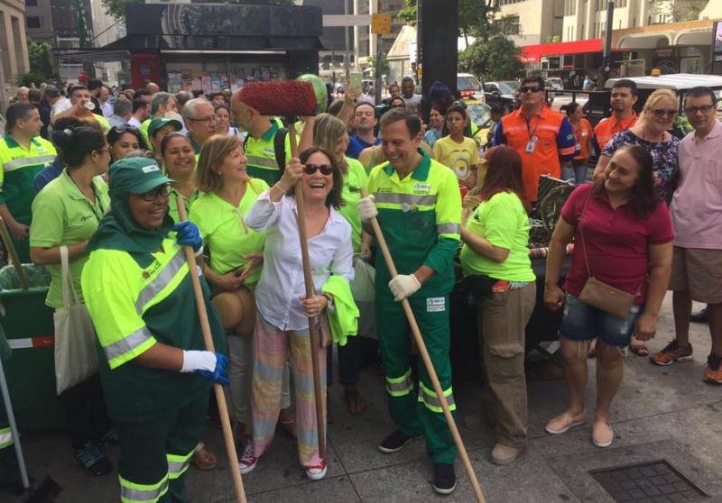 Jo&atilde;o Doria &eacute; tietado e recebe artista em segundo dia de a&ccedil;&atilde;o vestido como gari
