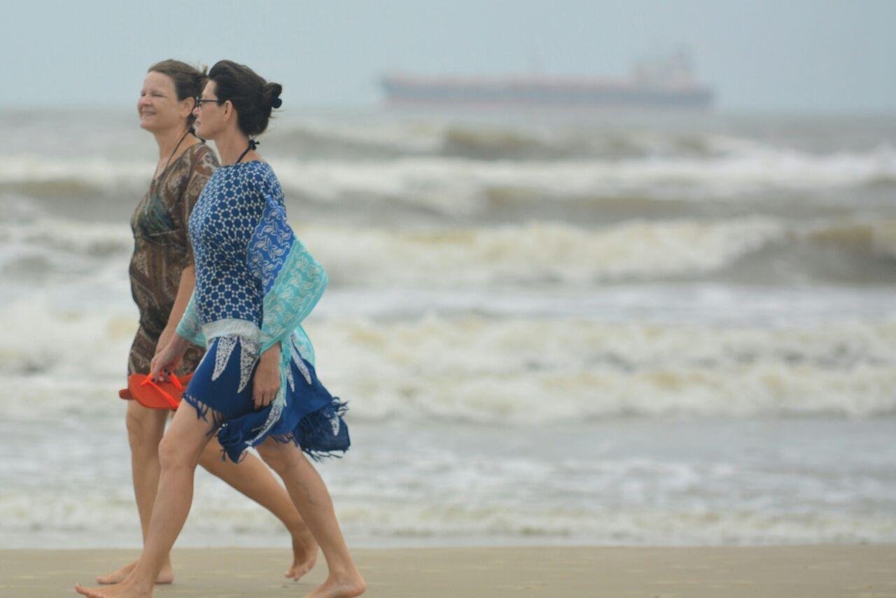 Apesar da ventania e nebulosidade, veranistas aproveitaram a praia neste s&aacute;bado