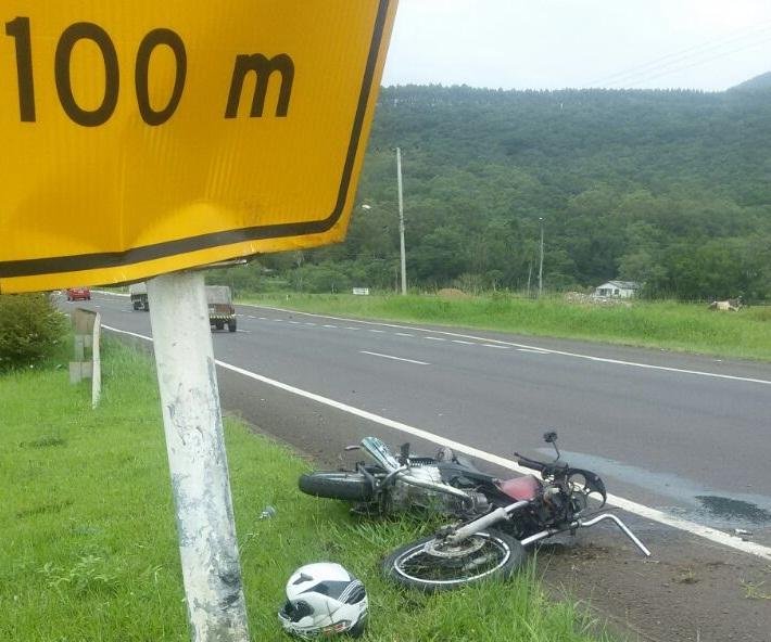 V&iacute;tima perdeu o controle da moto e colidiu com placa de sinaliza&ccedil;&atilde;o na BR 101